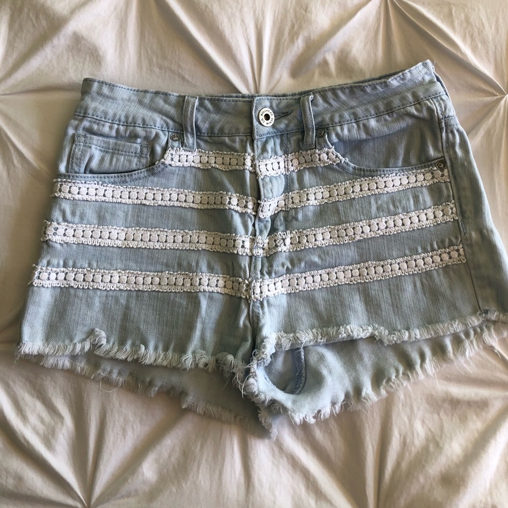 Bullhead women’s size 7 high rise jean shorts.
